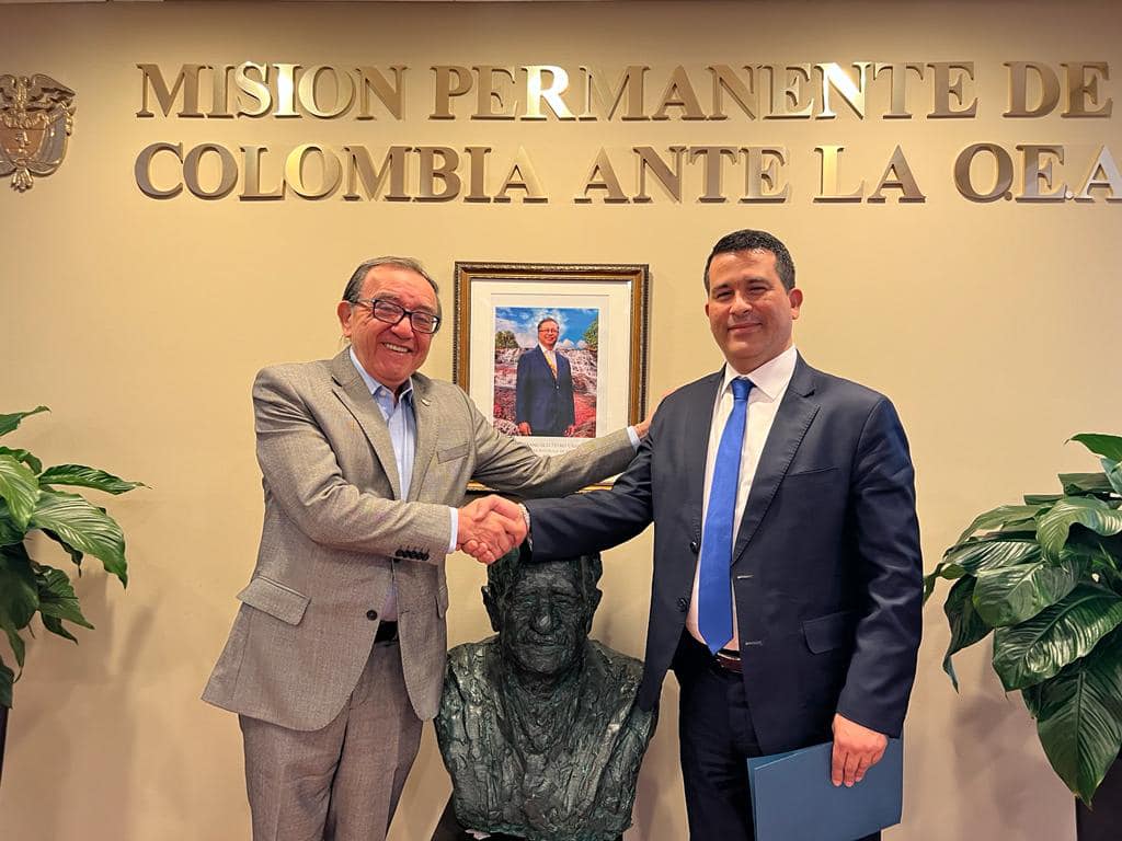 El director de la UIAF fortalece lazos con embajador de Colombia ante la OEA