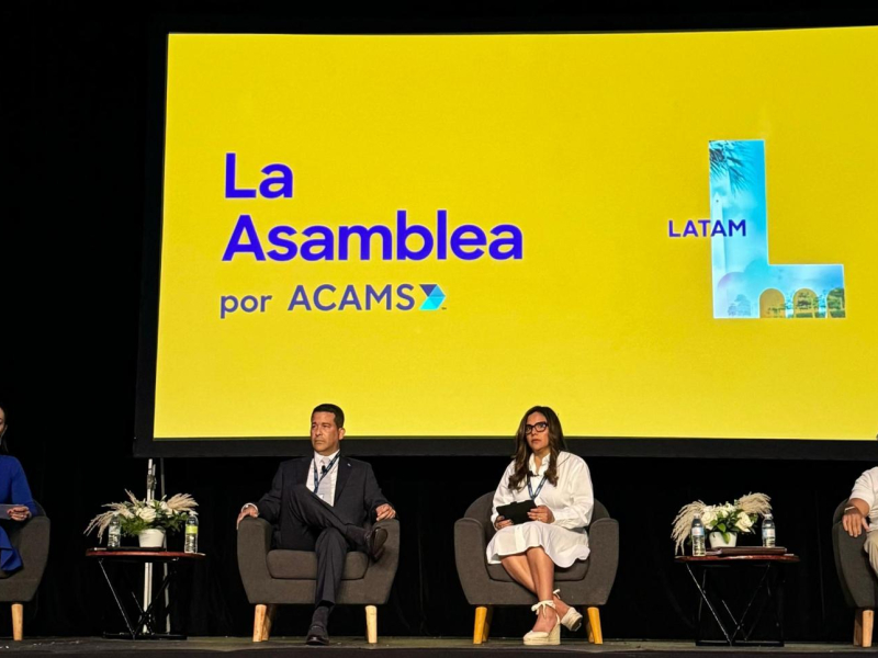 Asamblea con personas de fondo sentados en unas sillas 