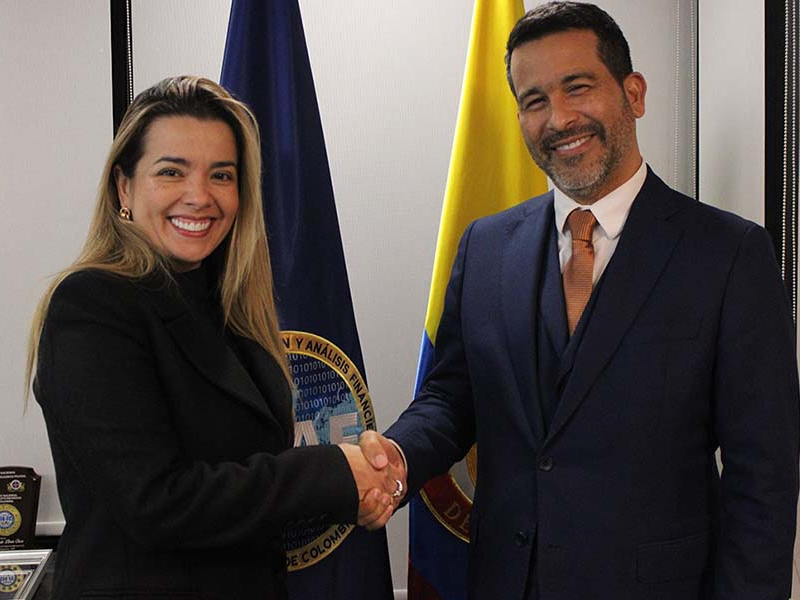 La superintendente de Subsidios Familiares y el Director general de la UIAF.