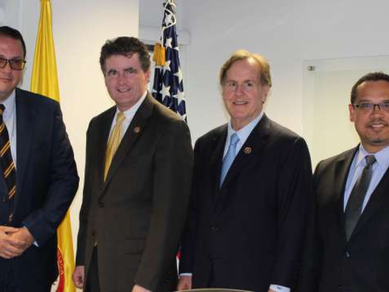 Congresistas de los EEUU visitan la UIAF para conocer avances del sistema ALA/CFT