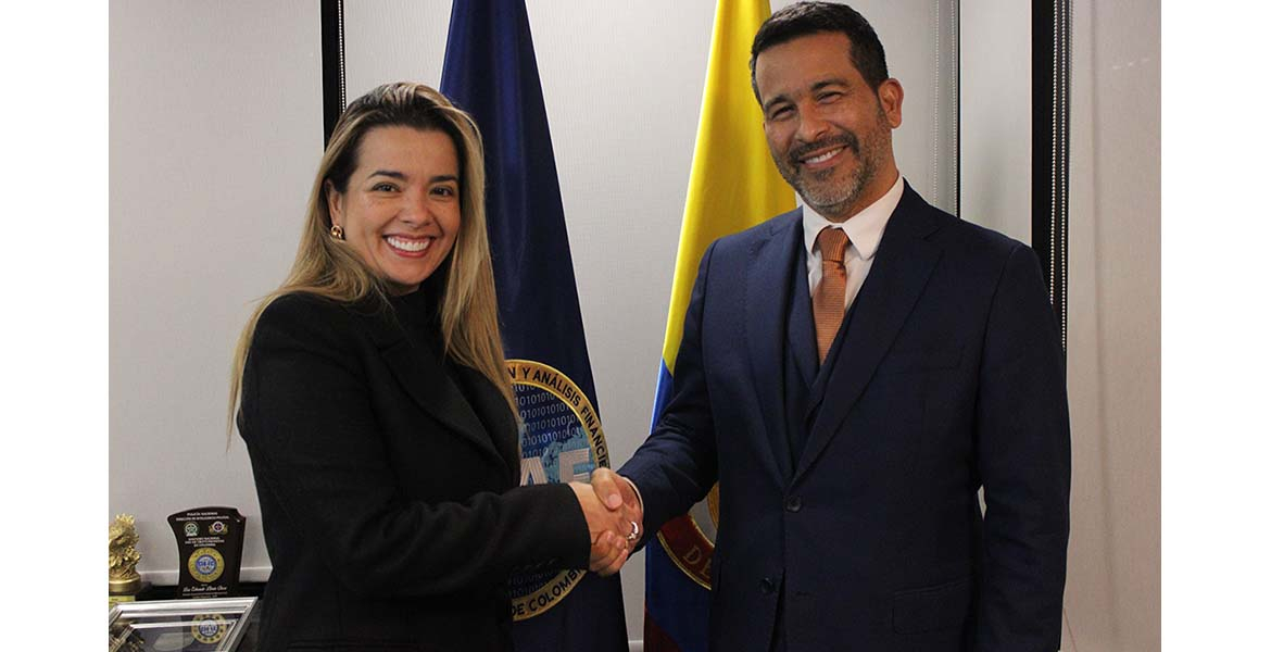 La superintendente de Subsidios Familiares y el Director general de la UIAF.