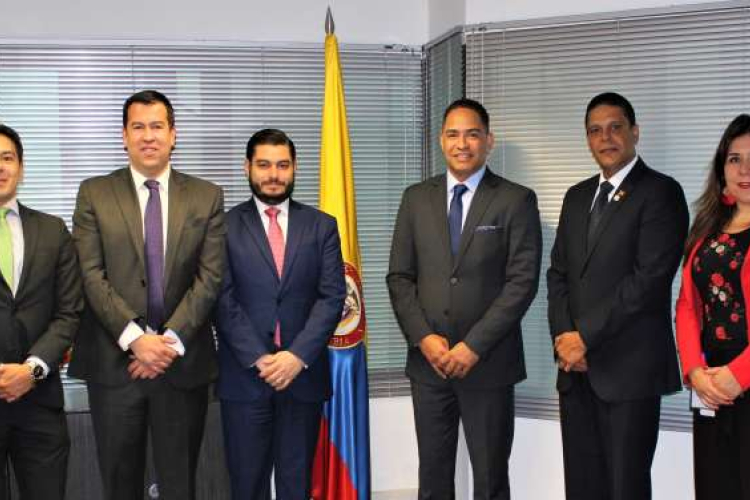 Representantes de la UAF de República Dominicana se capacitan en Colombia